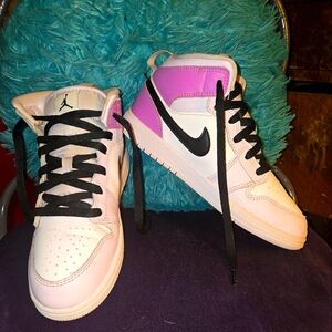 Nike Air Jordan 1 "Barely Grape" sneakers